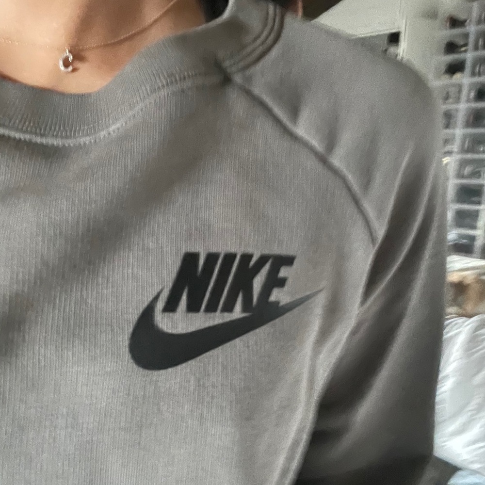 XS Nike Sweater, Camo green
